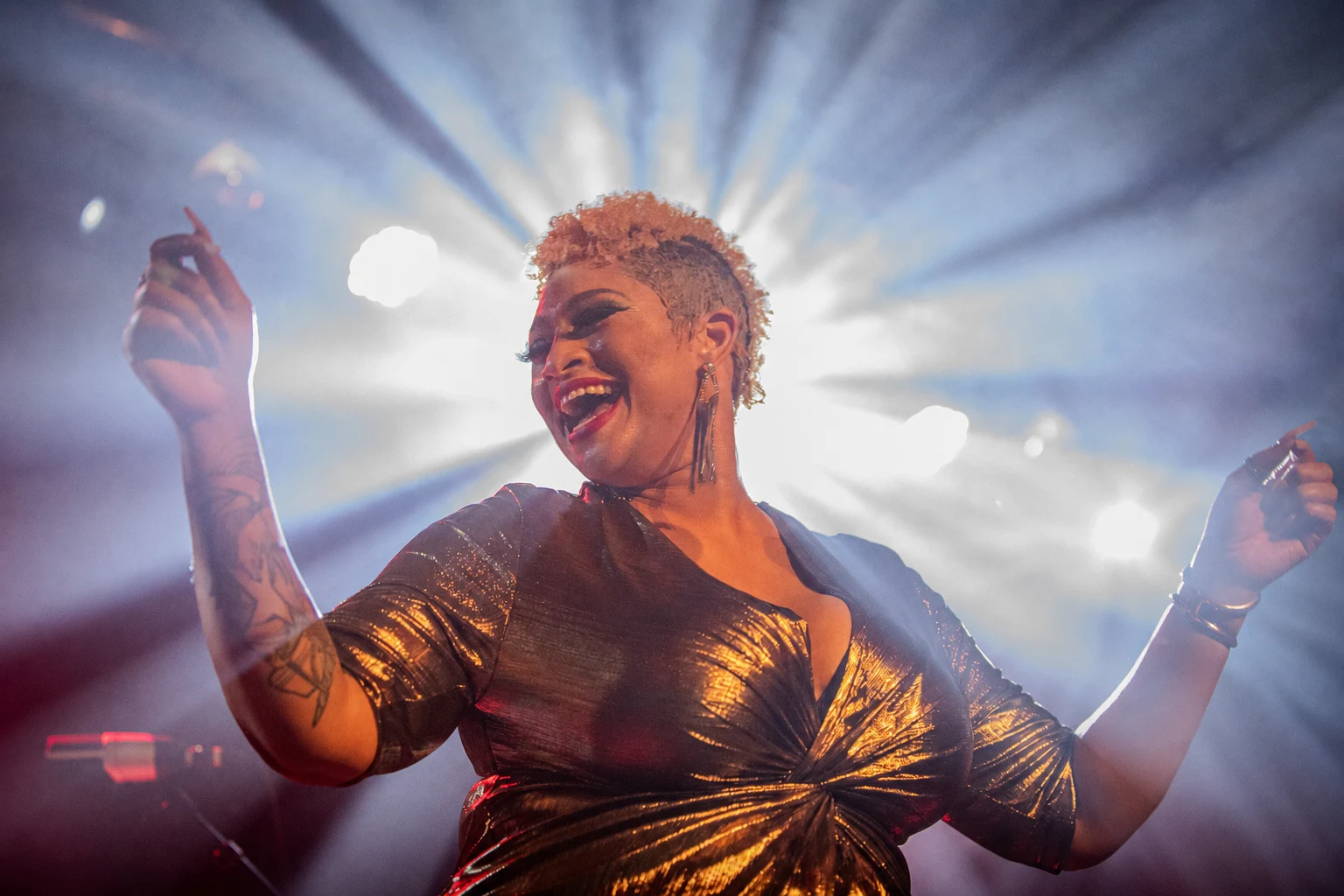 La cantante J.J. Thames in concerto