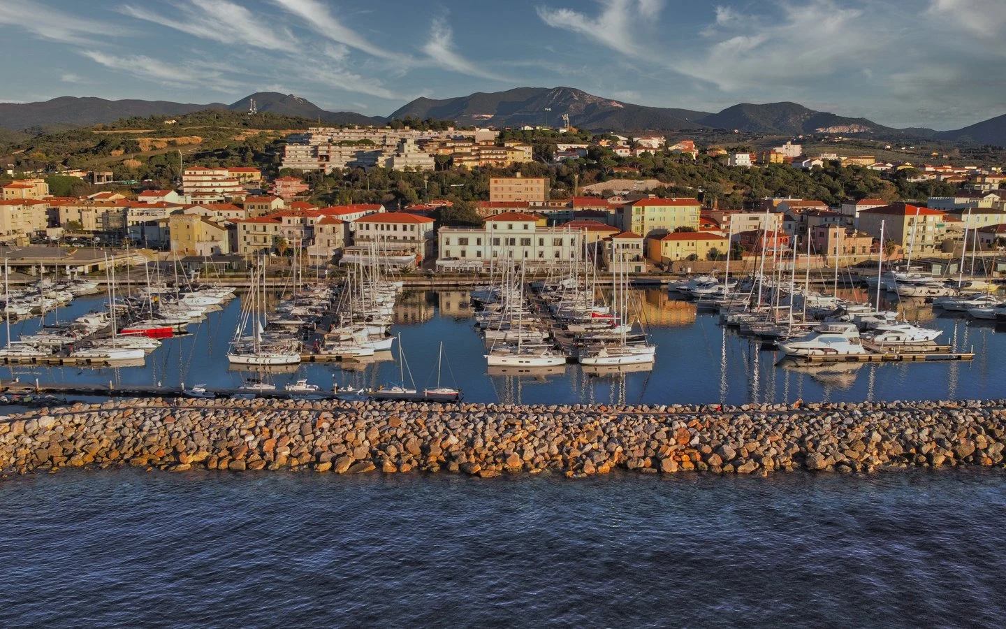 Il lungomare e il porto di San Vincenzo visti dal mare