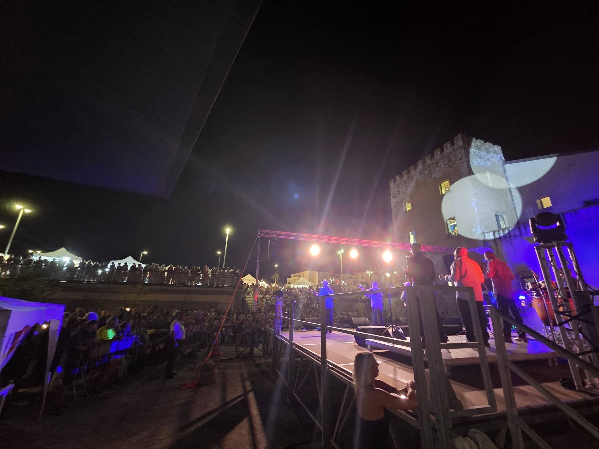 OndaSuOnda Music Festival 2026: pubblico e palco all’Anfiteatro del Porto di San Vincenzo
